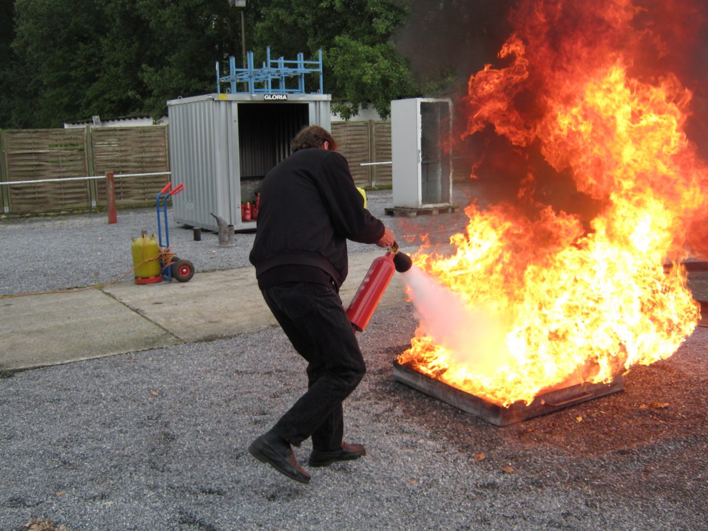 Zur Feuerlöscher-Schulung gehört die praktische Übung am Brandsimulator.