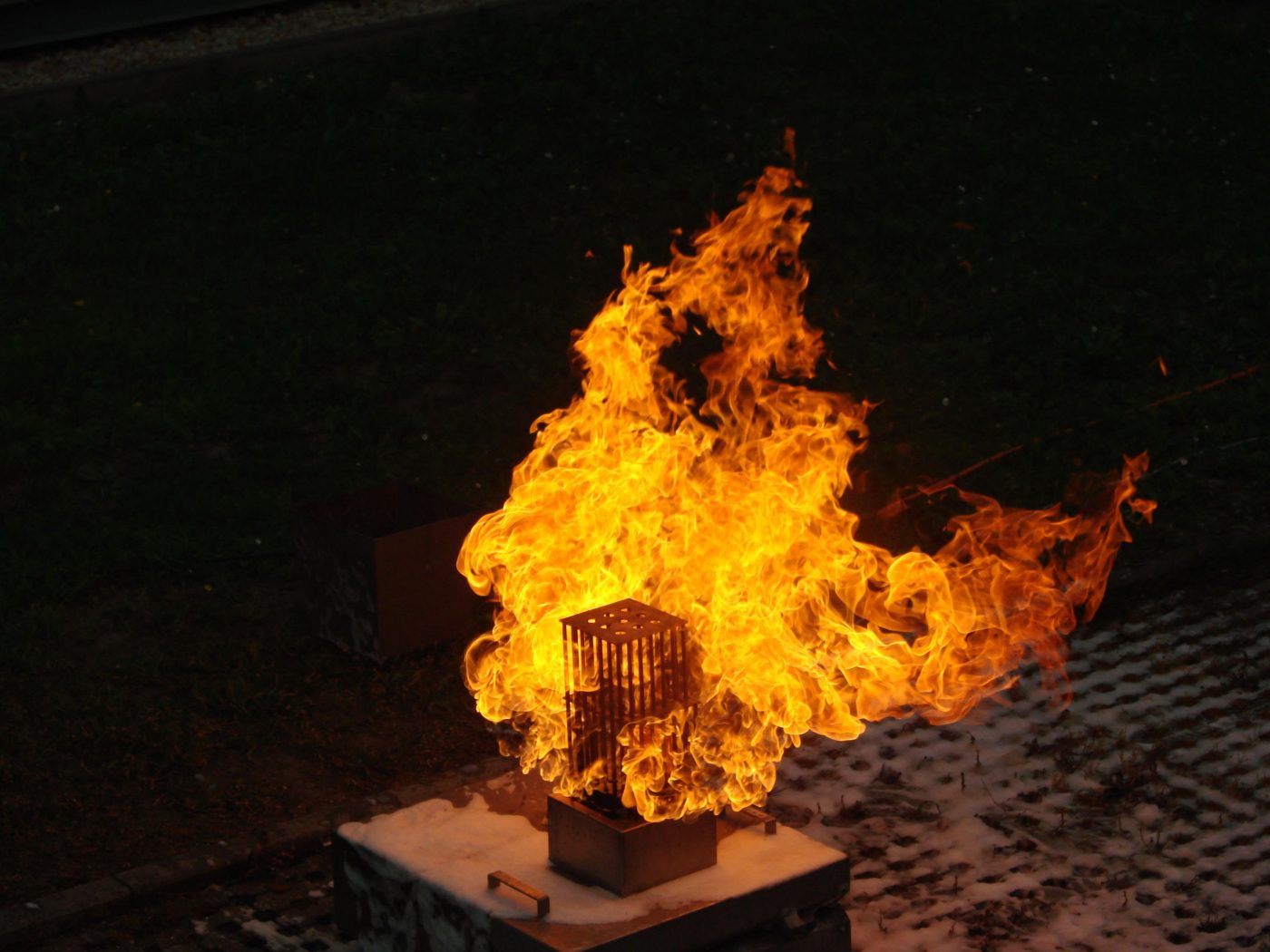 Ein Brandsimulator mit Flammen